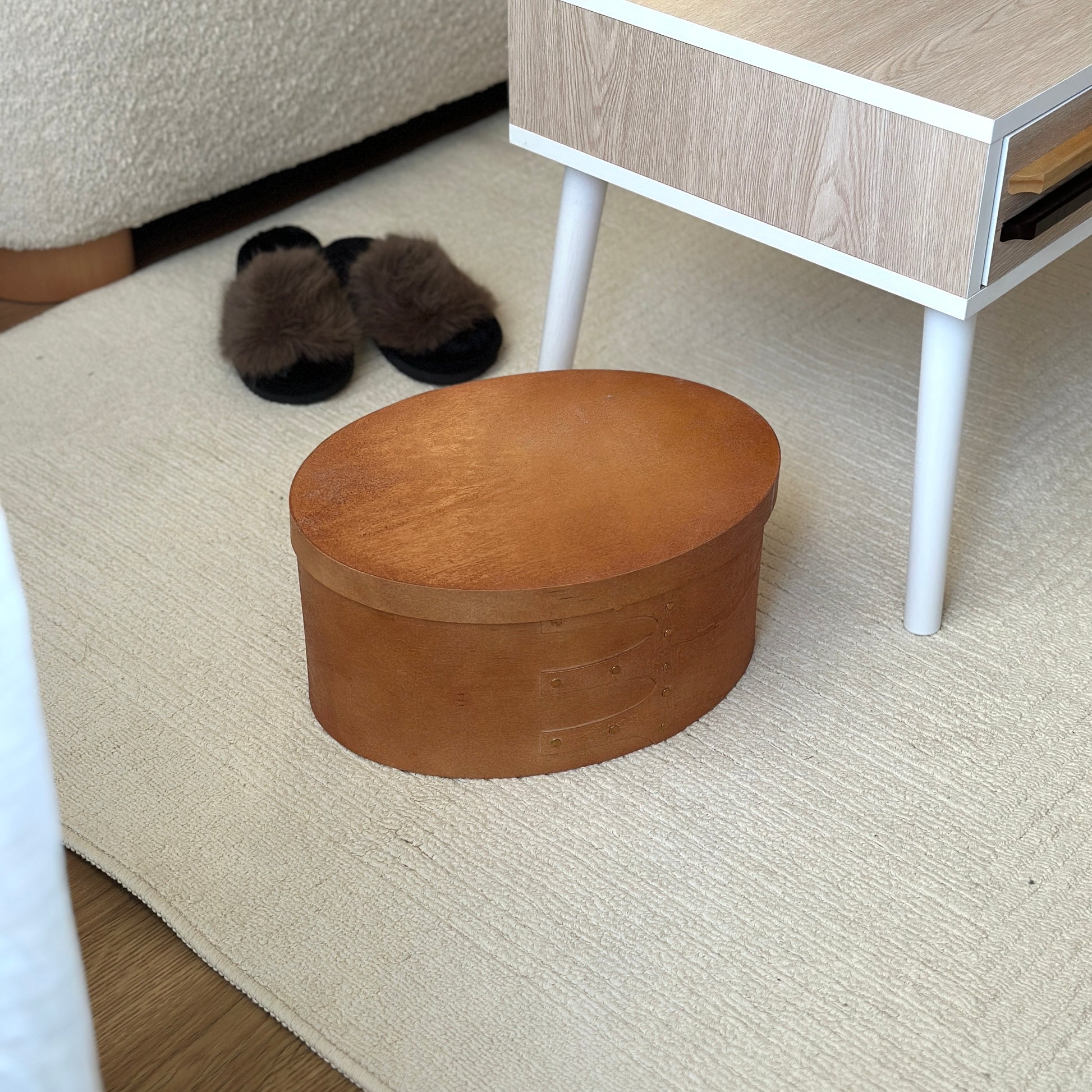 蓋付きのシェーカーボックスがローテーブルの横に置かれている様子