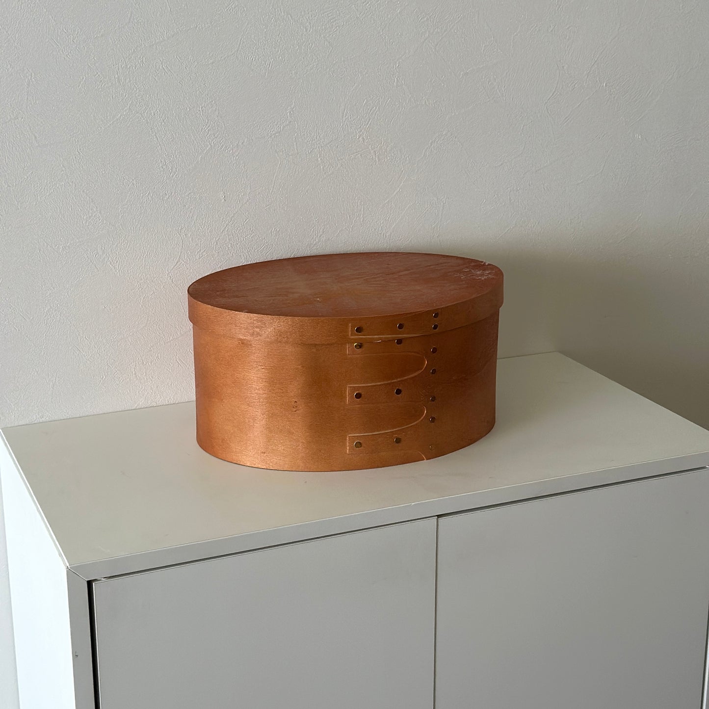 蓋付きのシェーカーボックスが棚の上に置かれている様子