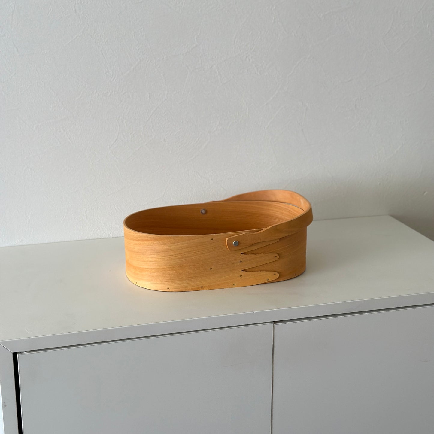 取手付きのシェーカーボックスが棚の上に置かれている様子