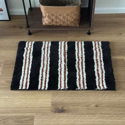 黒のストライプ柄のミニラグ