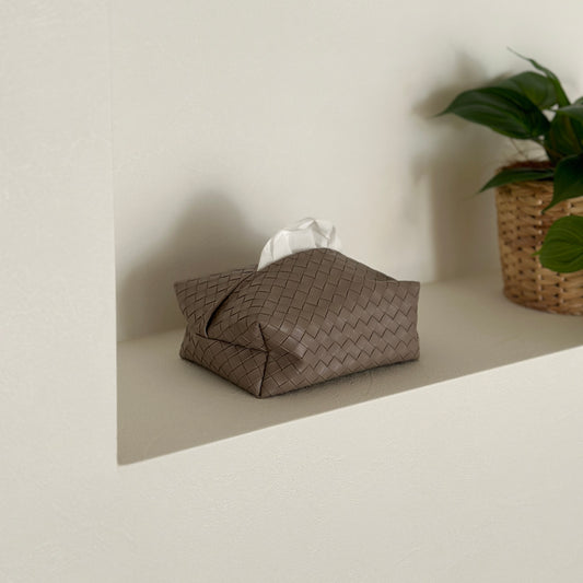 編み込み模様のブラウンのティッシュケースが棚の上に置いてある