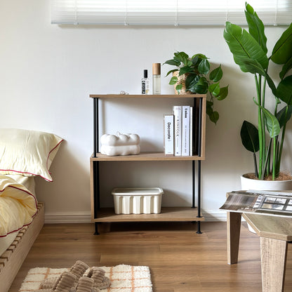 S字型のオープンシェルフをベッド横に置いている様子