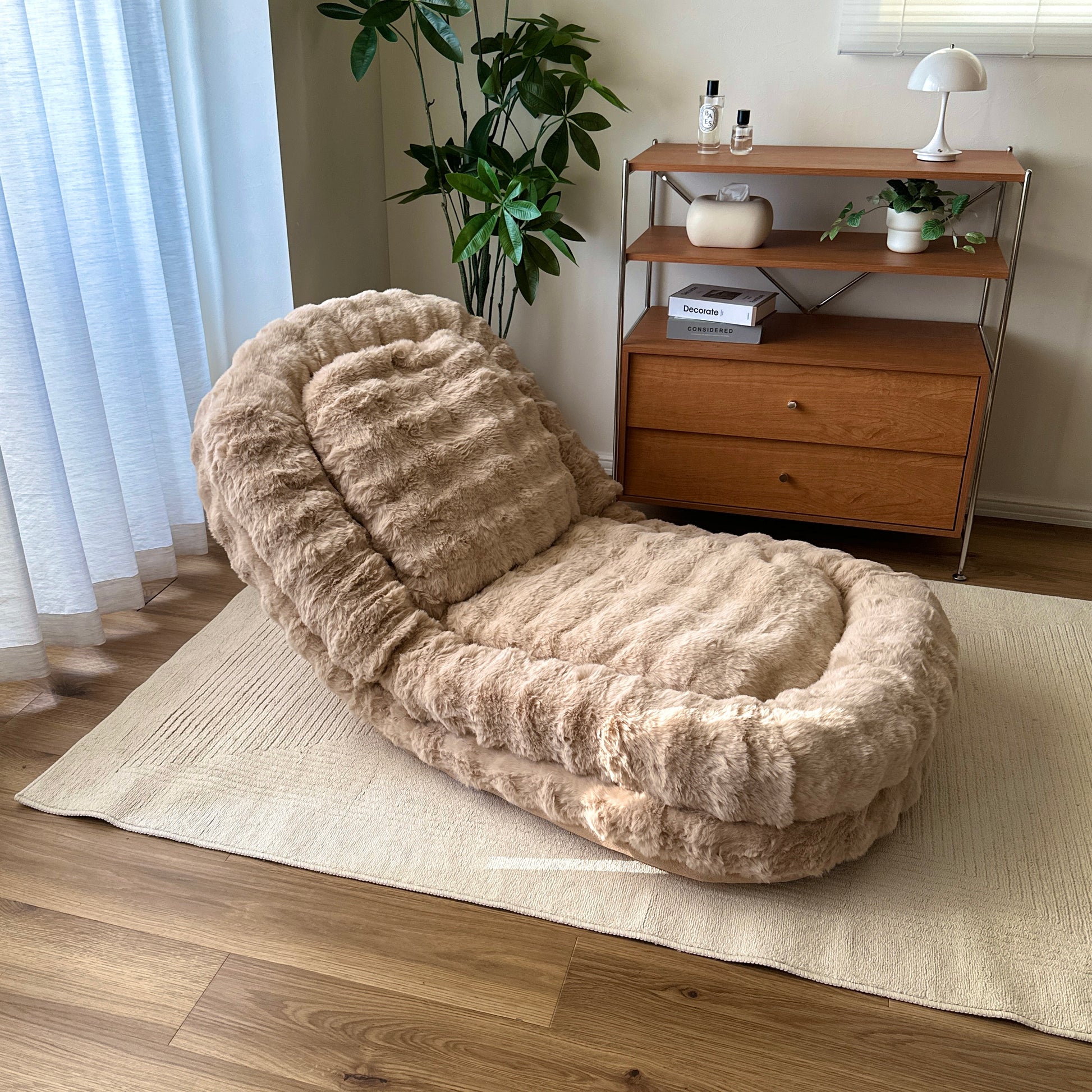 ベージュのふわとろソファベッド、柔らかくクッション性のあるもこもこ素材のラウンジチェア