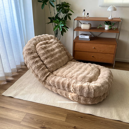 ベージュのふわとろソファベッド、柔らかくクッション性のあるもこもこ素材のラウンジチェア