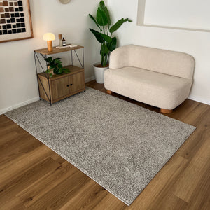 ライトグレーのシャギーラグを部屋に敷いている様子