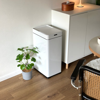 ホワイトのセンサー式ダストボックスを白棚の横に置いている様子