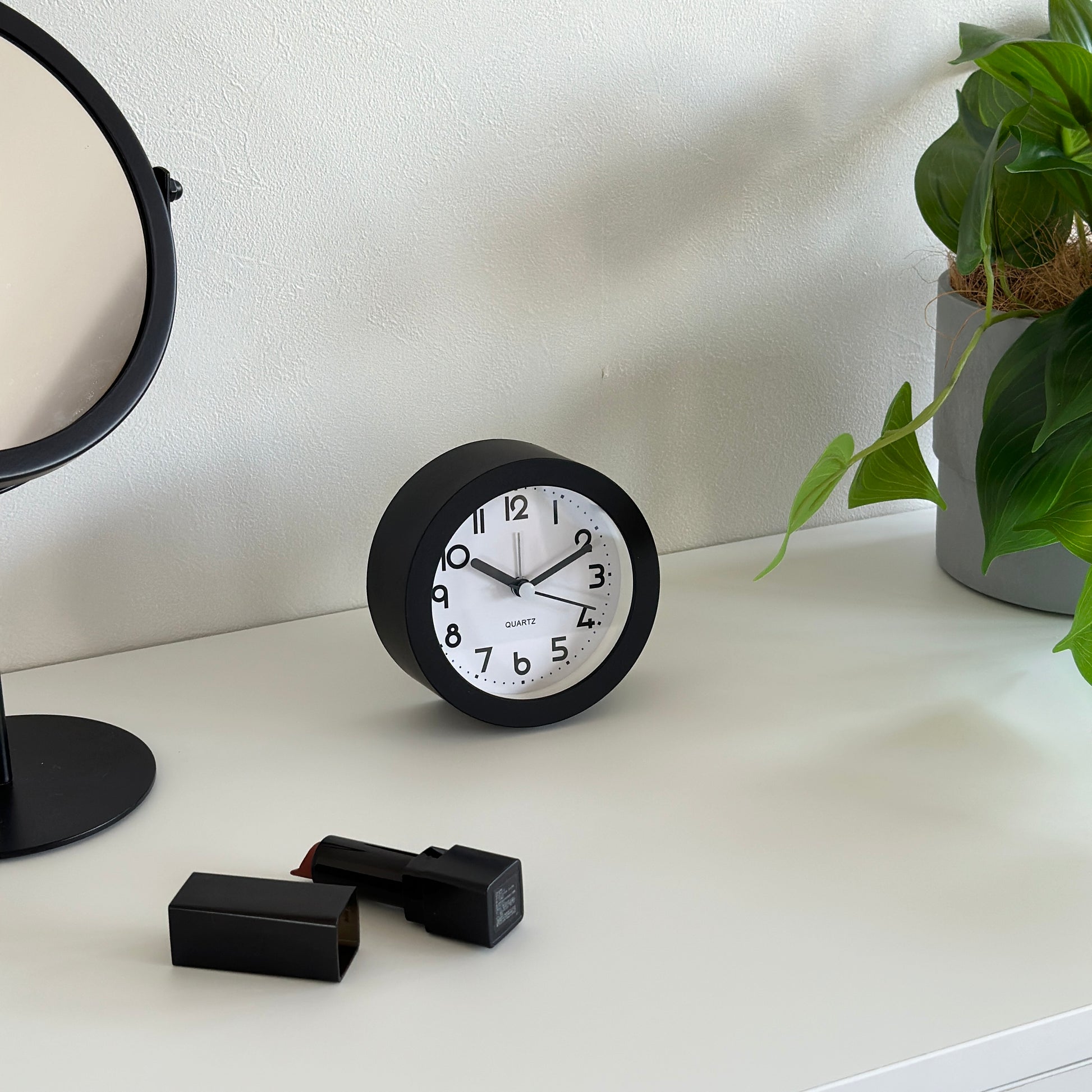 ブラックのシンプルな置き時計