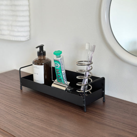 アイアン製のトレイの上に洗面用具を置いている様子