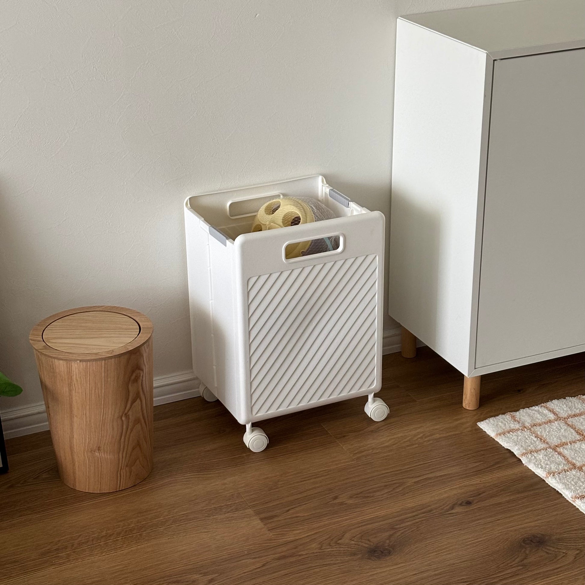 キャスター付きのランドリーバスケットを部屋で使っている様子
