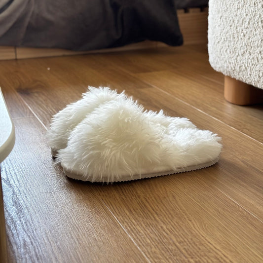 ホワイトのもふもふのスリッパ