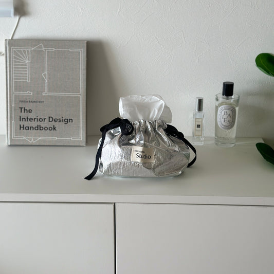 シルバーのティッシュケースが白い棚の上に置かれている様子