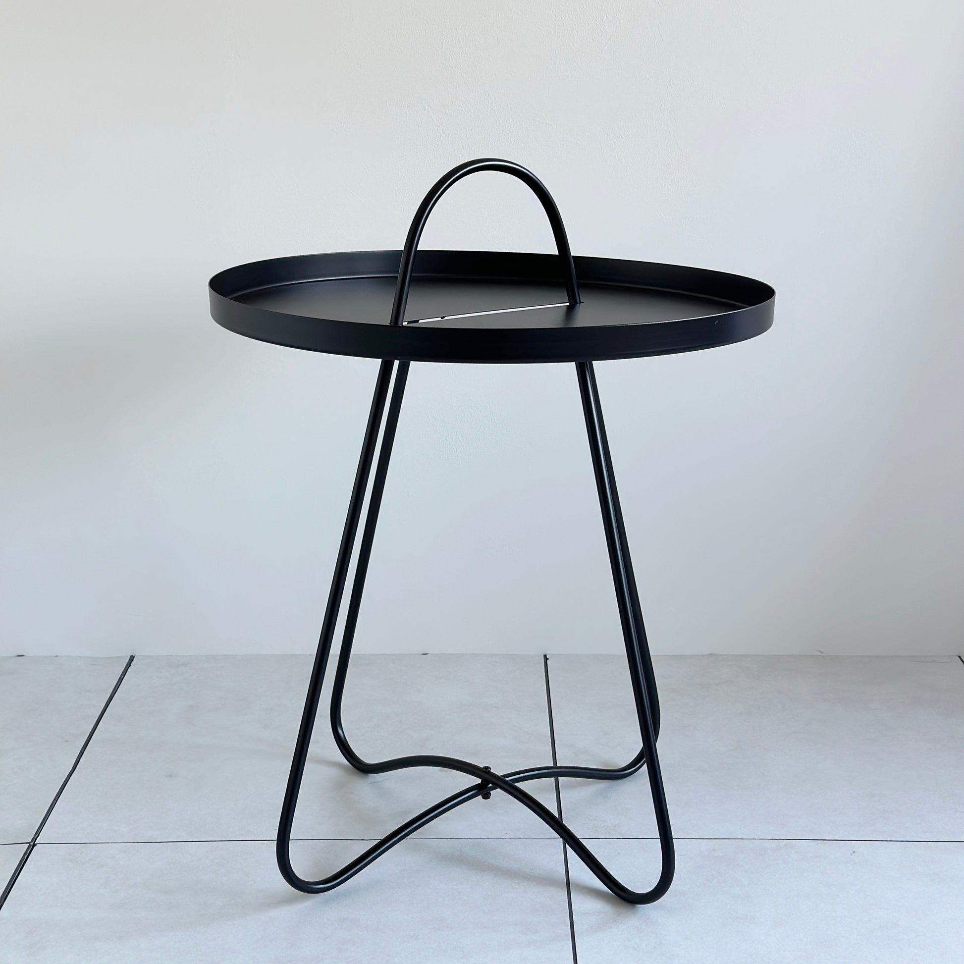 アイアン製の黒いサイドテーブル