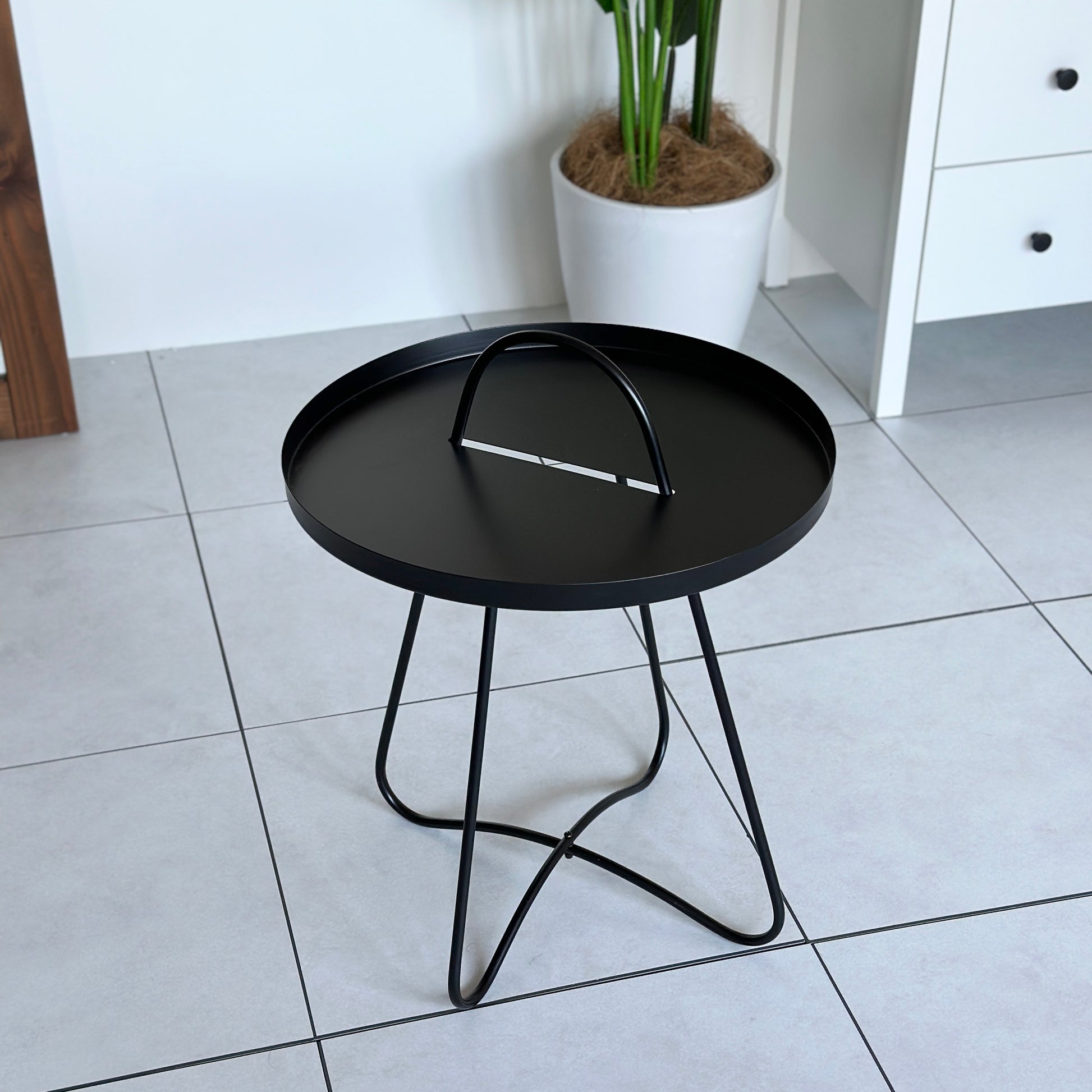アイアン製の黒いサイドテーブル