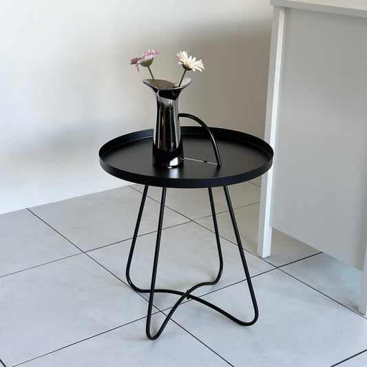 花が飾られているアイアン製の黒いサイドテーブル