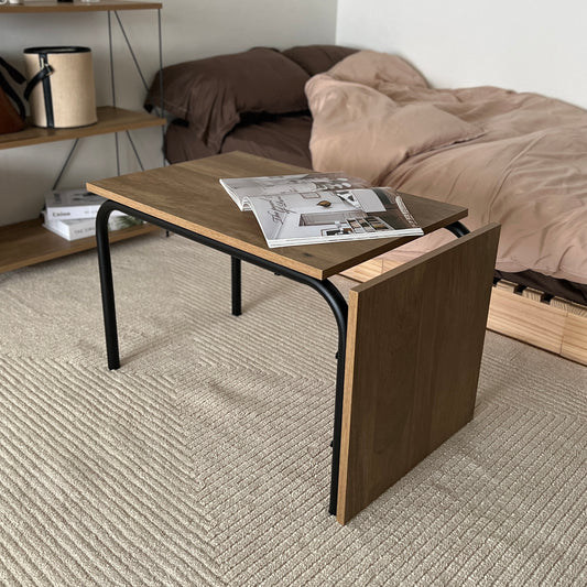 ナチュラルウッドの2wayミニテーブルをベッド前に置いている様子