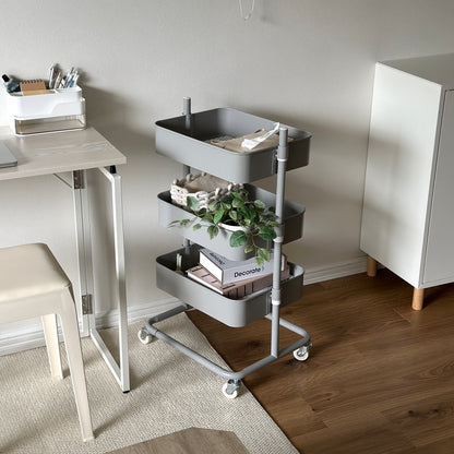 グレーの3段のバスケットワゴンを部屋で使っている様子