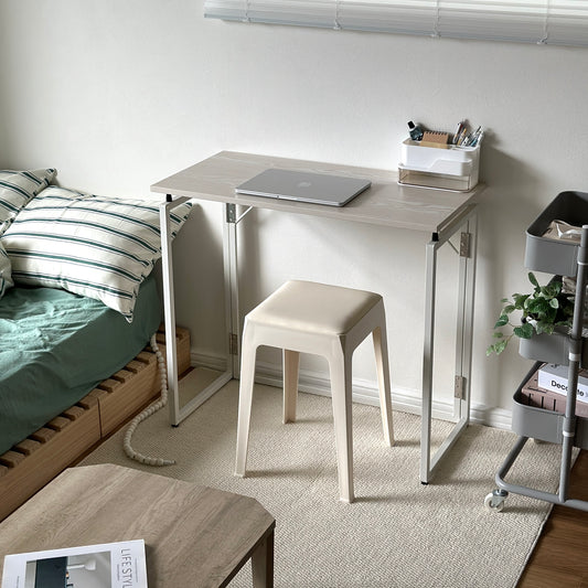 ホワイトの折りたたみ式の机を部屋で使っている様子