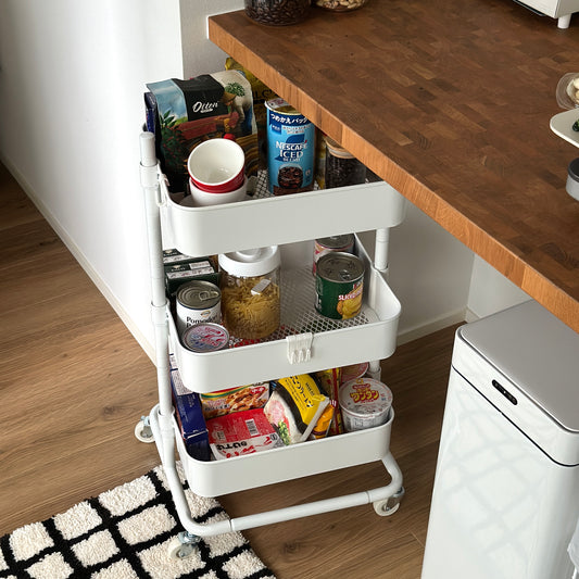 ホワイトの3段バスケットワゴンをキッチンで使っている様子