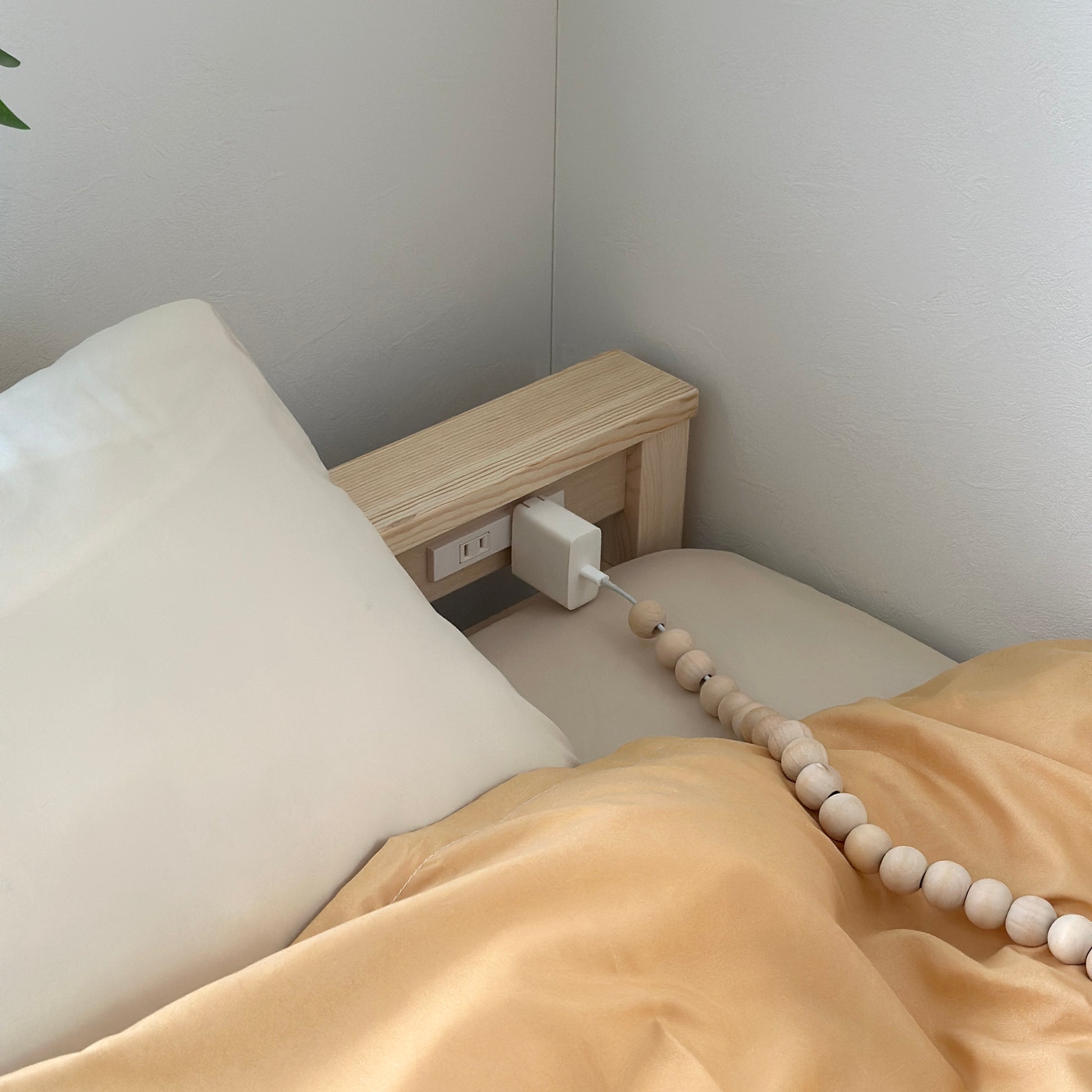 工具不要組立簡単ラクネベッドの天然木目仕上げの電源付きミニマル木製ナイトスタンド白い充電器付き