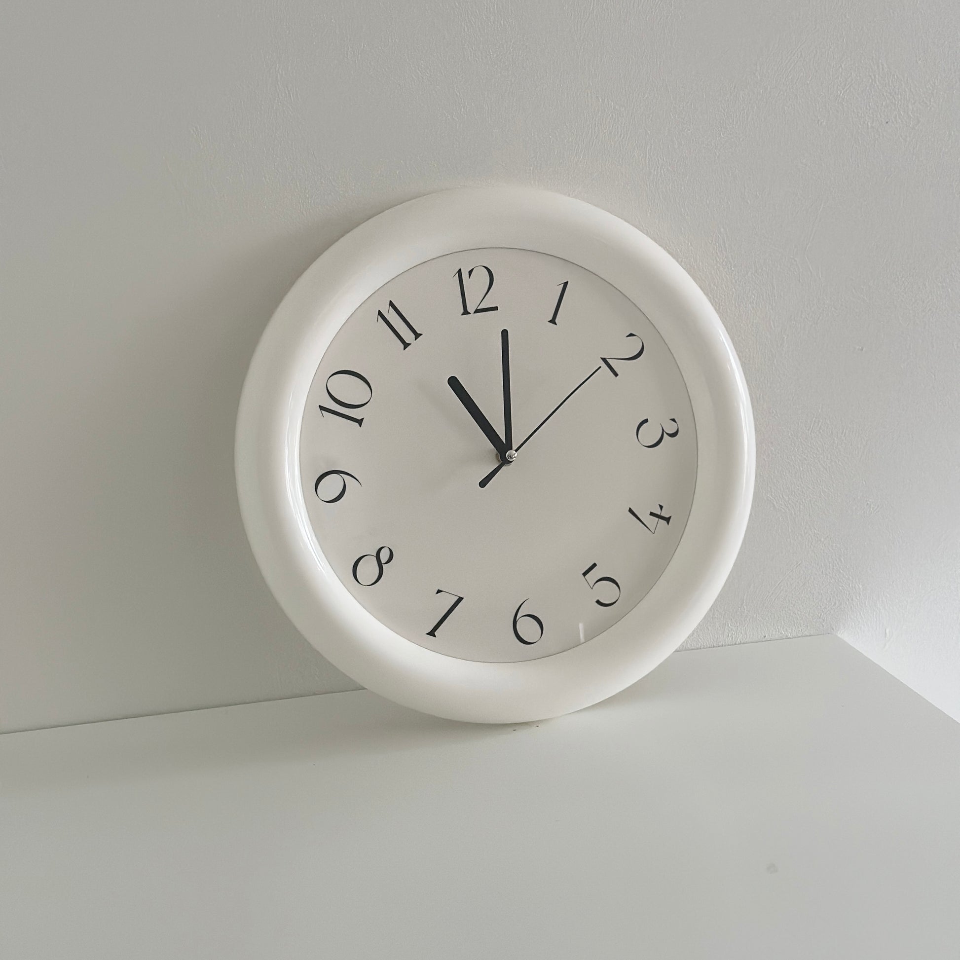 フチがぽってりとした形のシンプルな掛け時計