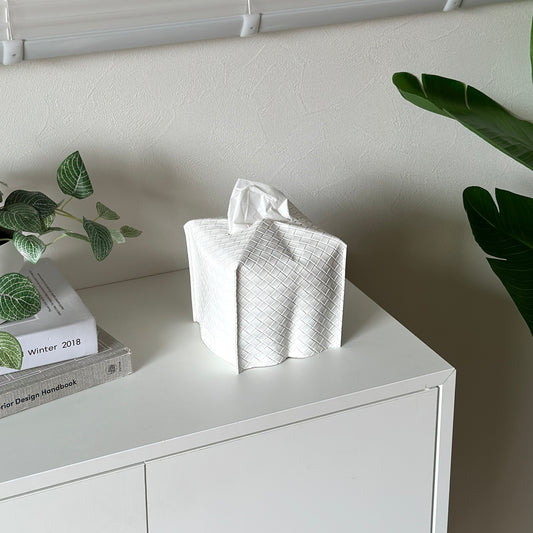 ホワイトのレザー調のスクエアティッシュケースが棚の上に置かれている様子