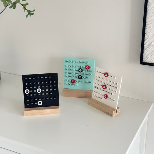 土台が木でできたプラスチック製卓上カレンダー