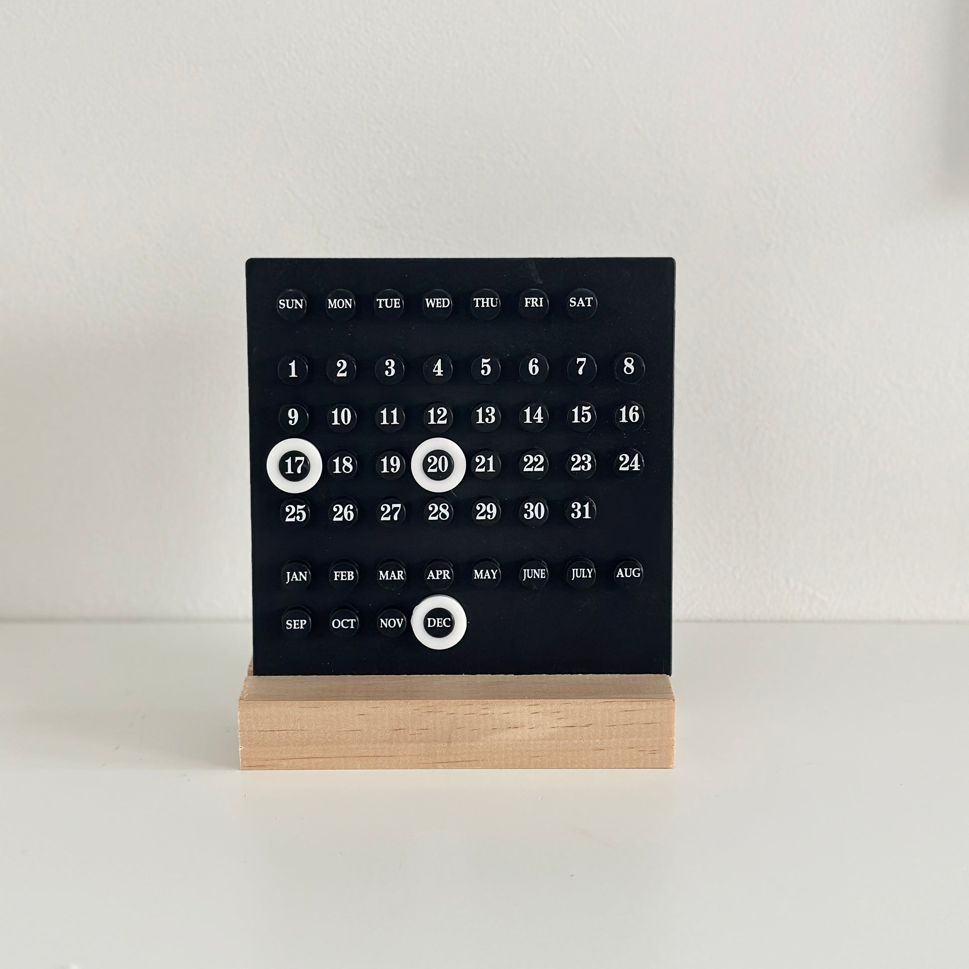 土台が木でできたブラックのプラスチック製卓上カレンダー