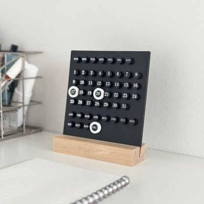 土台が木でできたブラックのプラスチック製卓上カレンダー
