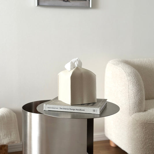 ホワイトのスクエアタイプのティッシュケースがサイドテーブルの上に置かれている様子