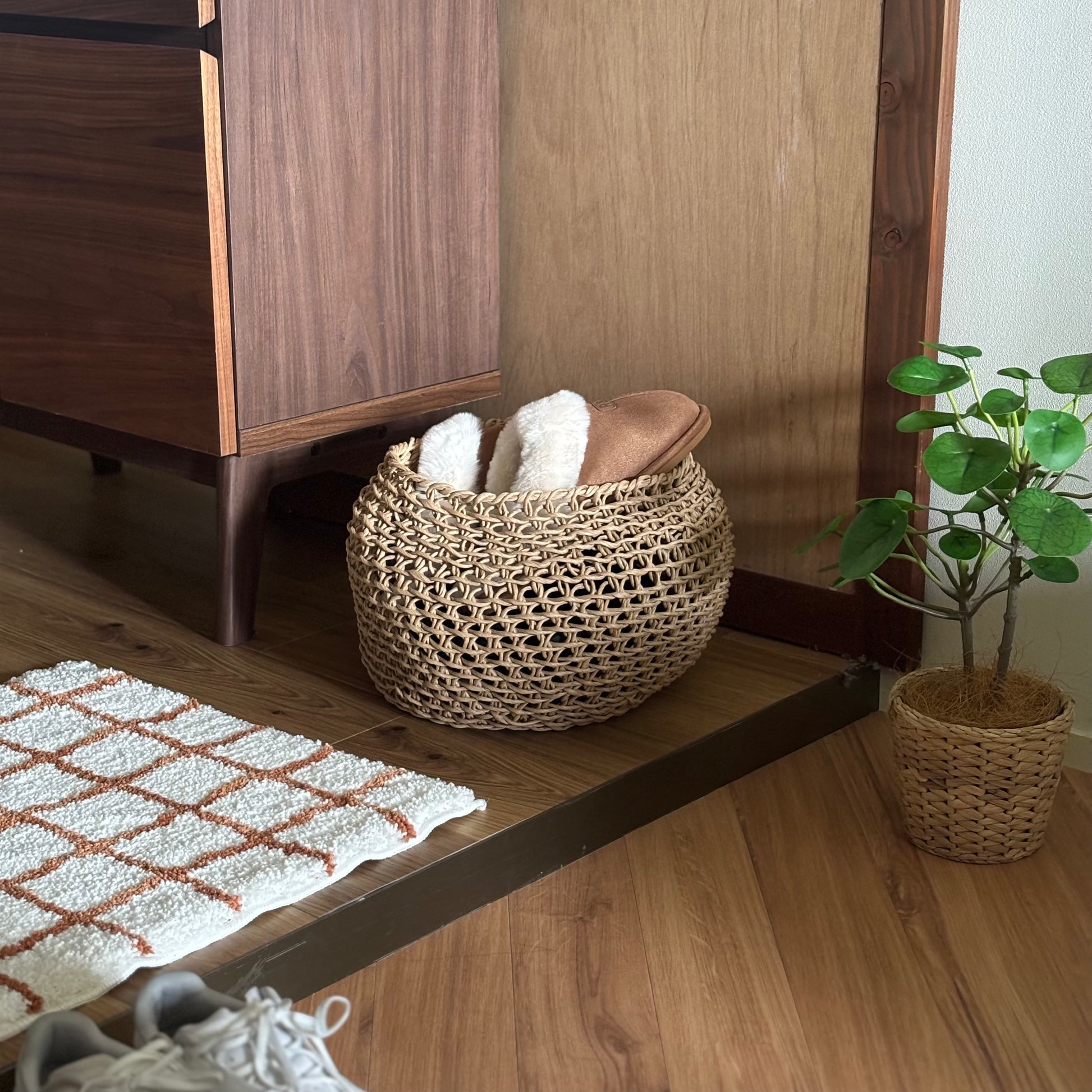 ラウンドのペーパーコードバスケットにスリッパを入れて玄関に置いている様子