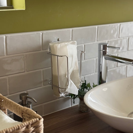 吸盤式ステンレスホルダーにティッシュを入れて洗面台のタイルにつけている様子