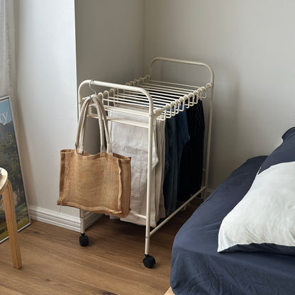 幅60のアイボリーのスラックスハンガーラックにズボンをかけている様子