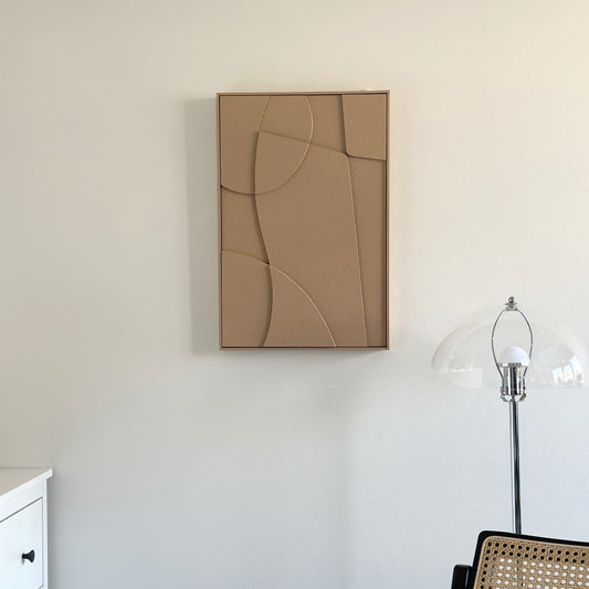 壁にかけられた表面がベージュの立体的なアート