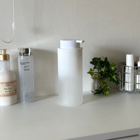 白のガラス素材のソープボトル