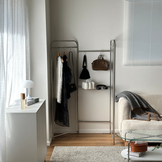 フォールディング式のパーテーションハンガーラックを部屋の隅に置いている様子