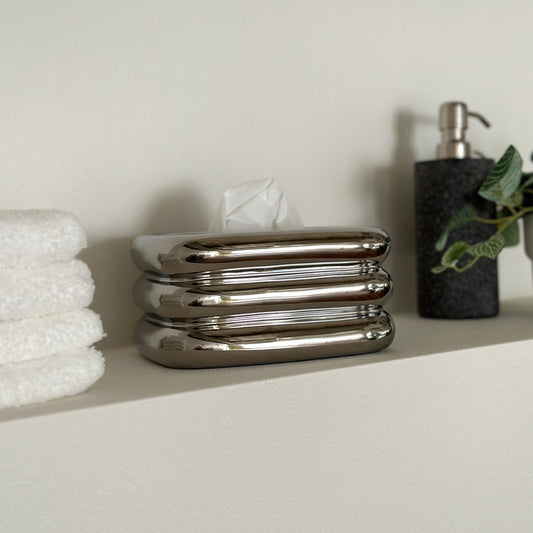 3段デザインのスクエア型ティッシュケースが棚の上に置かれている