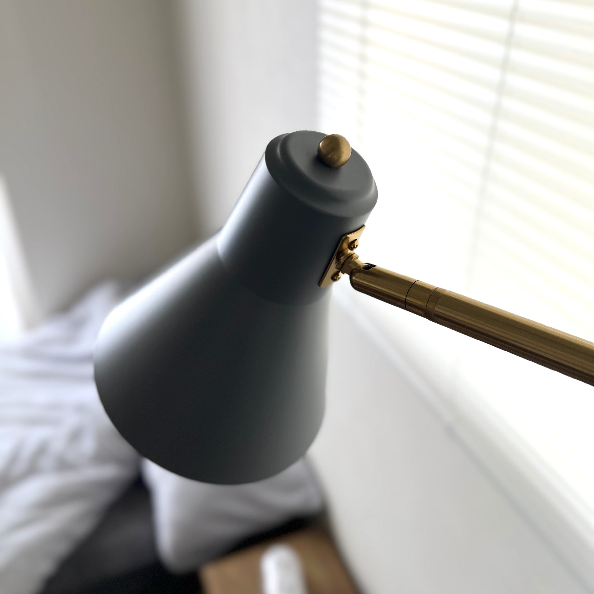 グレーのスチール製のフロアライト