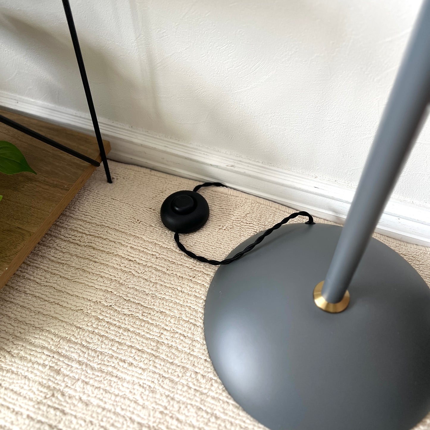 グレーのスチール製のフロアライトの土台部分