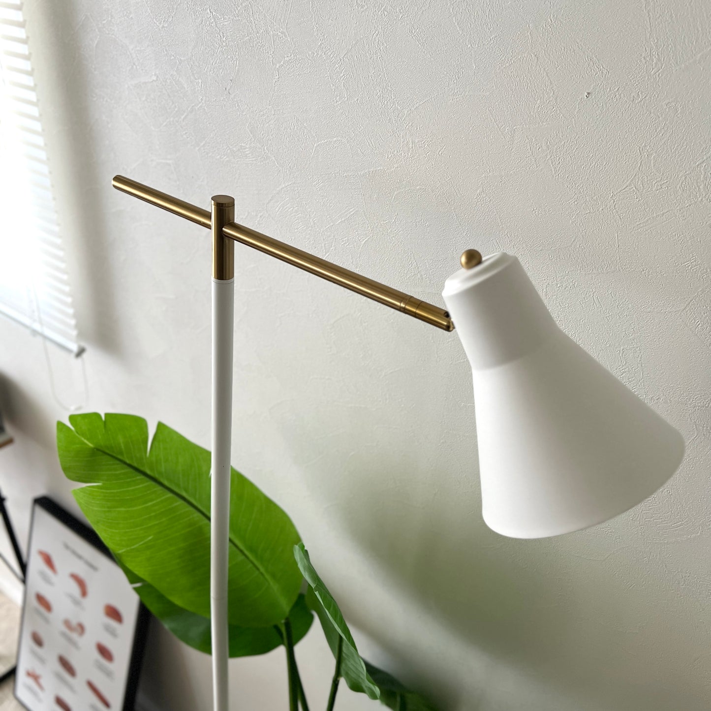 ホワイトのスチール製のフロアライト