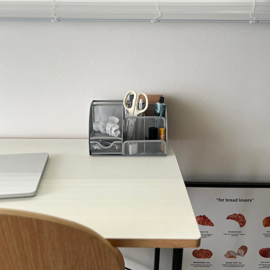 シルバーのステーショナリーラックをデスクに置いている様子