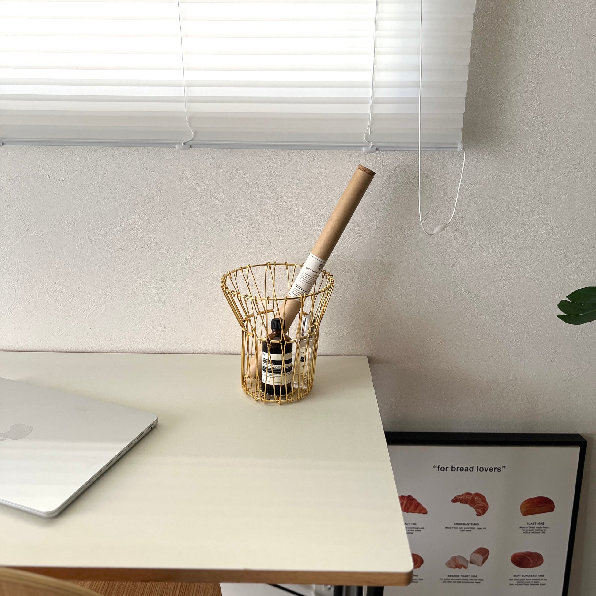 ゴールドのワイヤーバスケットの中にお香と香水が入っている様子