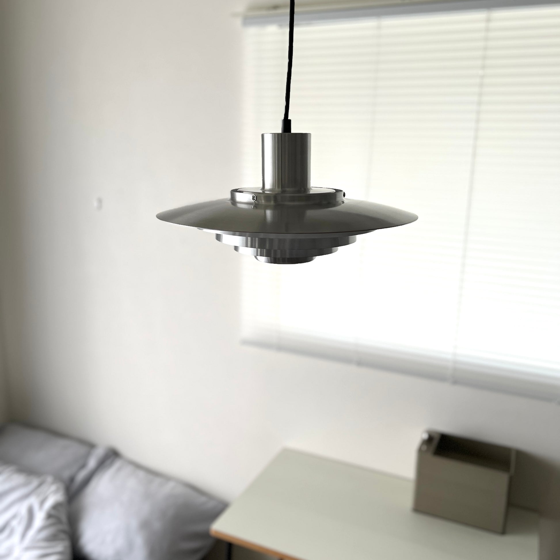 シルバーのシェードペンダントライト