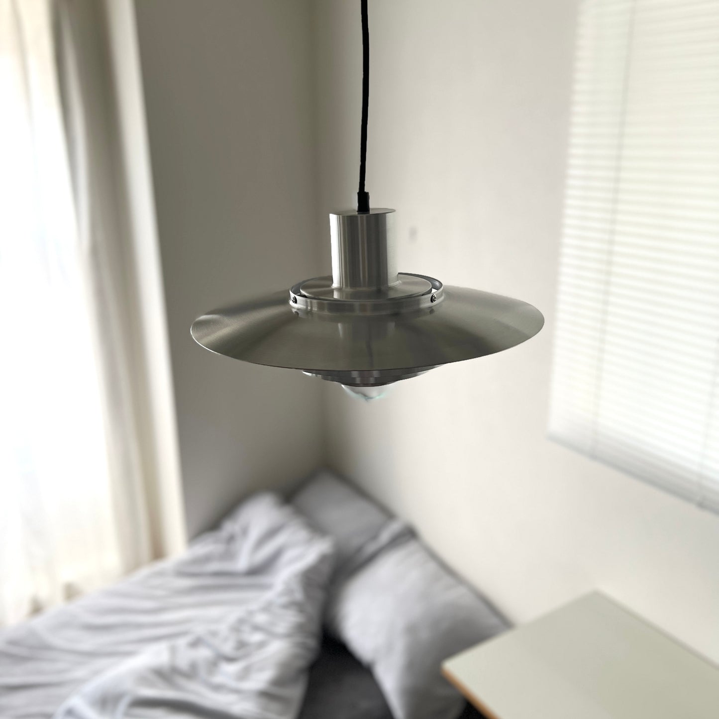 シルバーのシェードペンダントライト