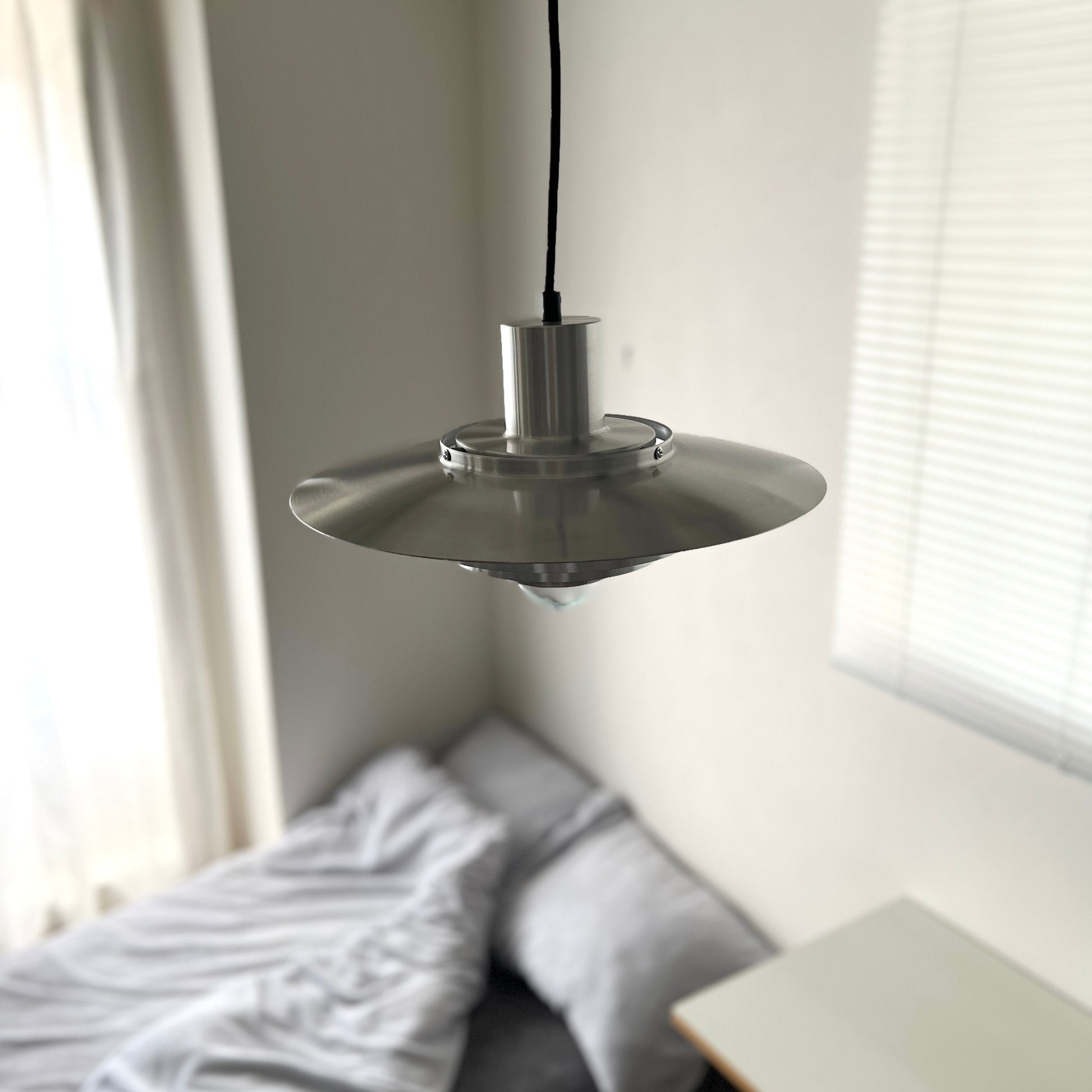 シルバーのシェードペンダントライト