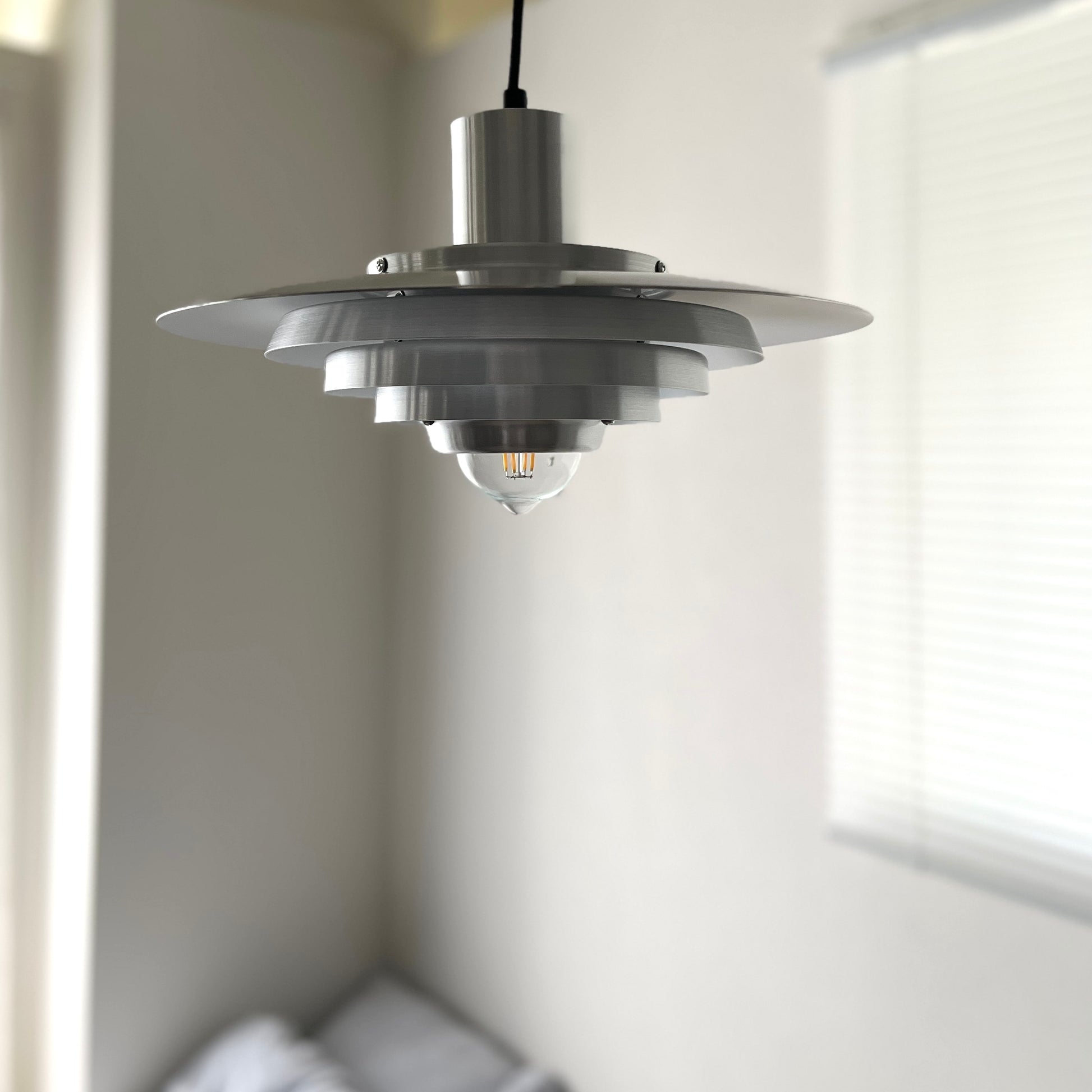 シルバーのシェードペンダントライト