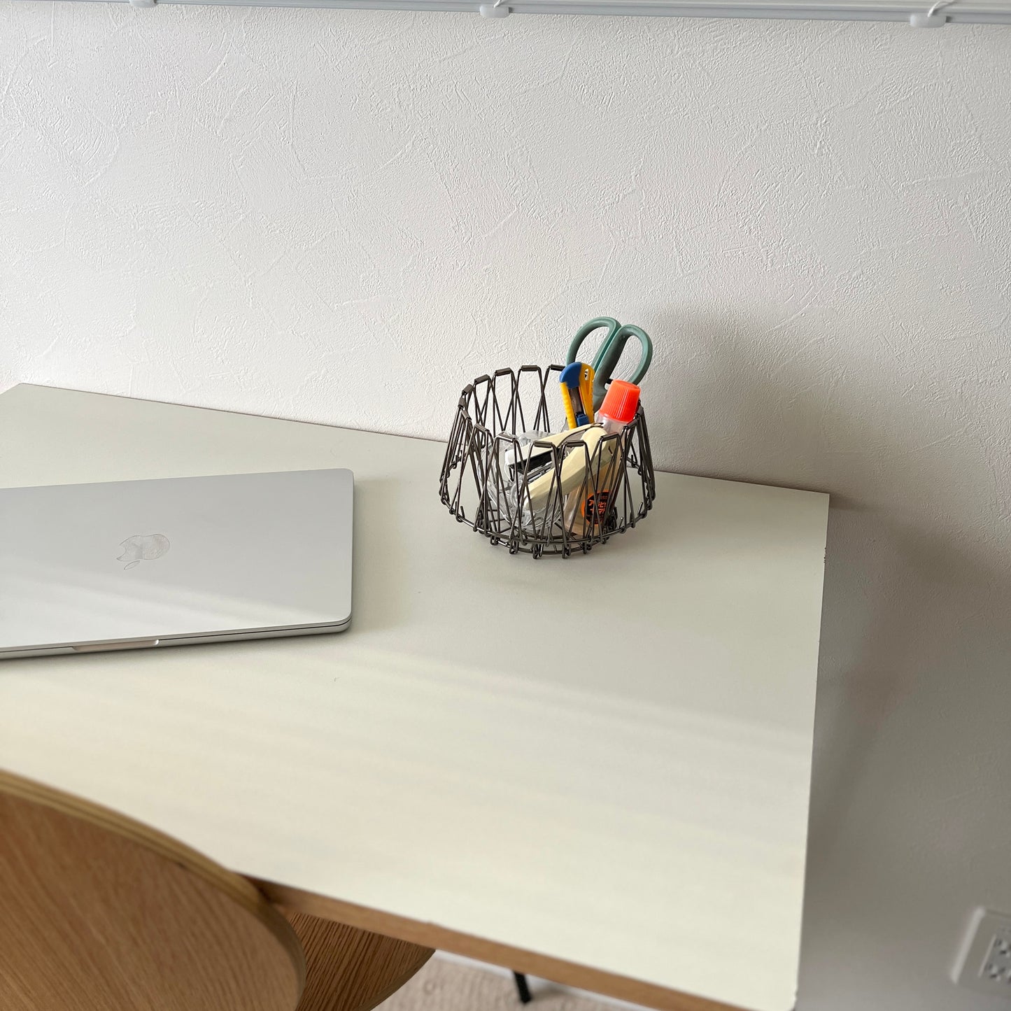 シルバーのワイヤーバスケットの中に文房具が入っている様子