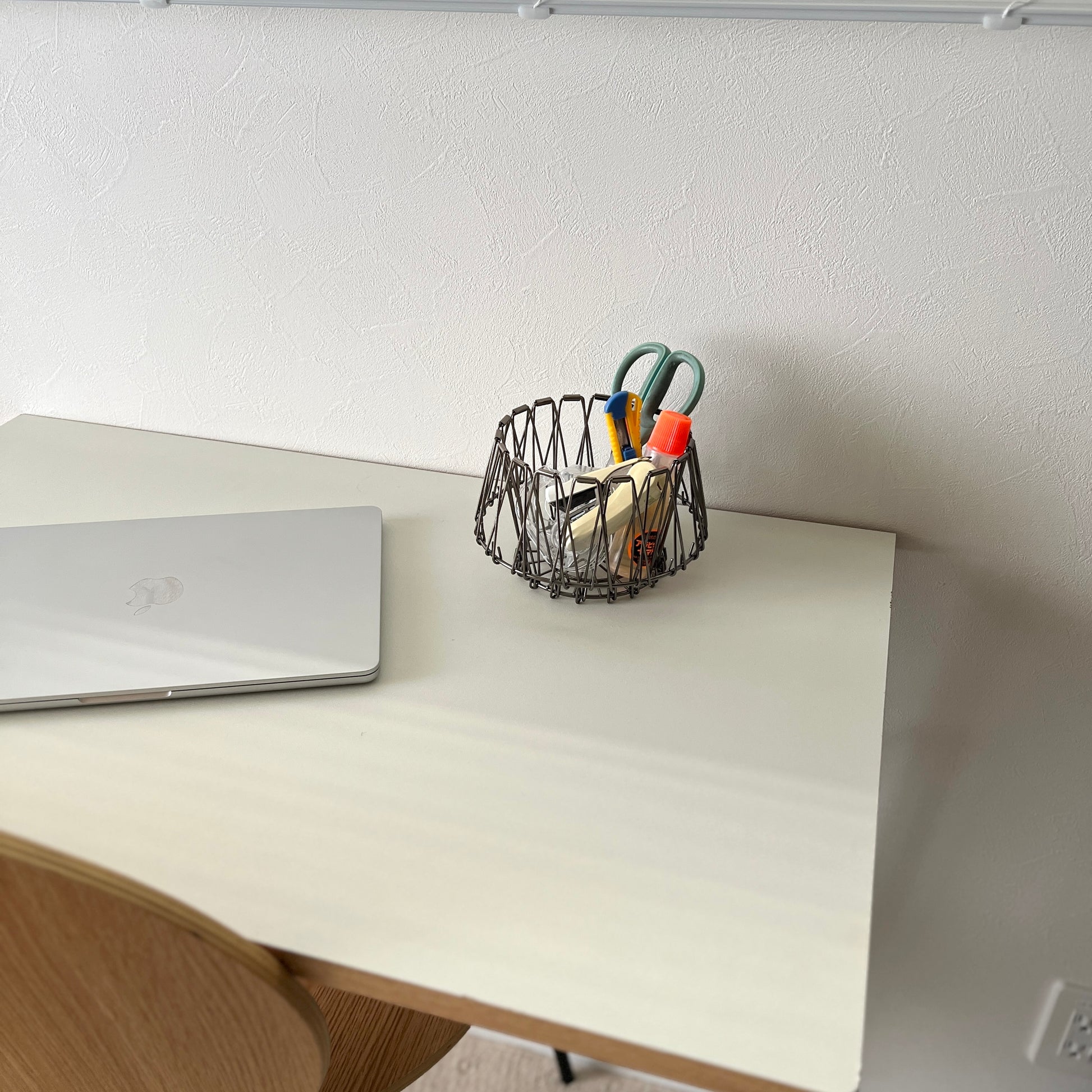 シルバーのワイヤーバスケットの中に文房具が入っている様子