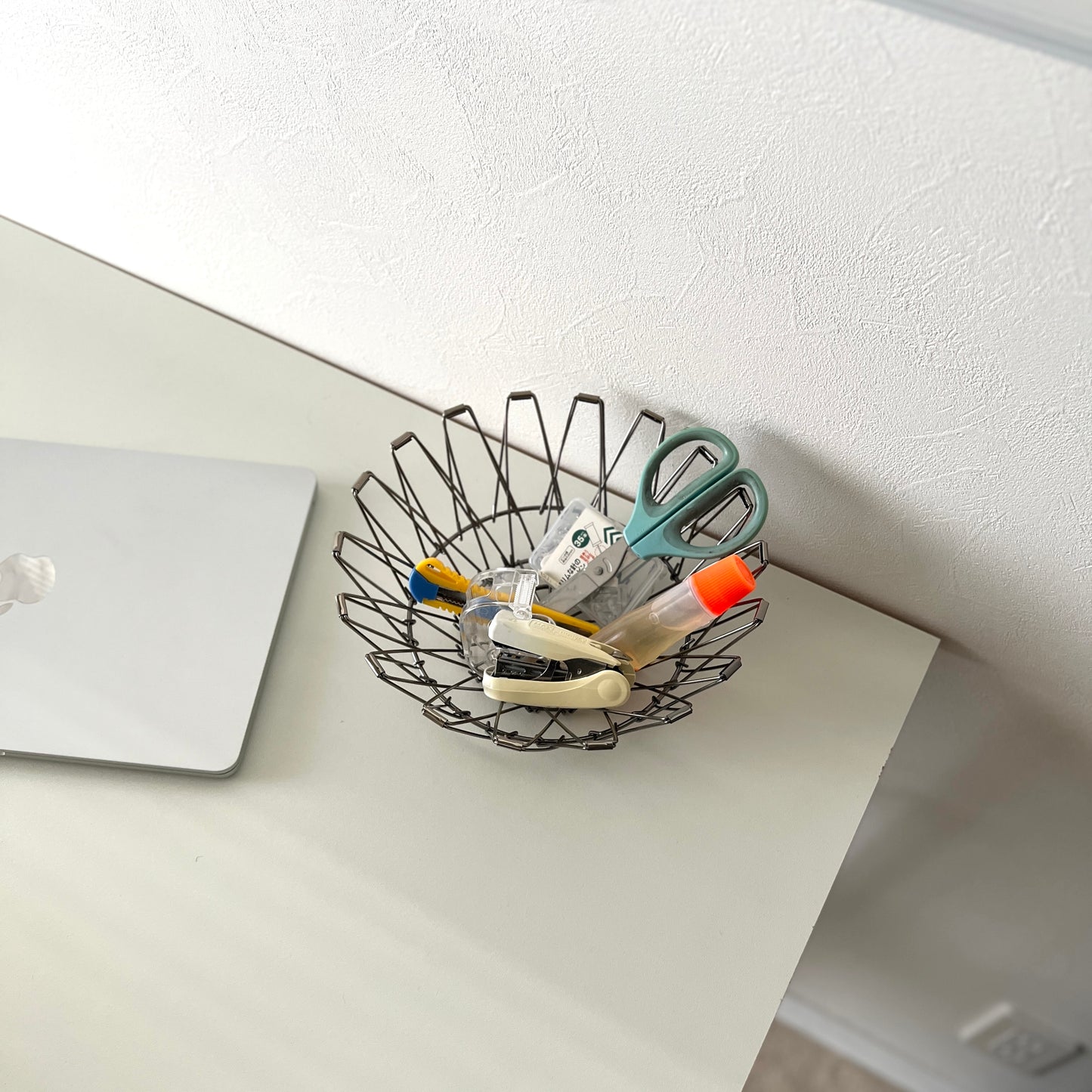 シルバーのワイヤーバスケットの中に文房具が入っている様子