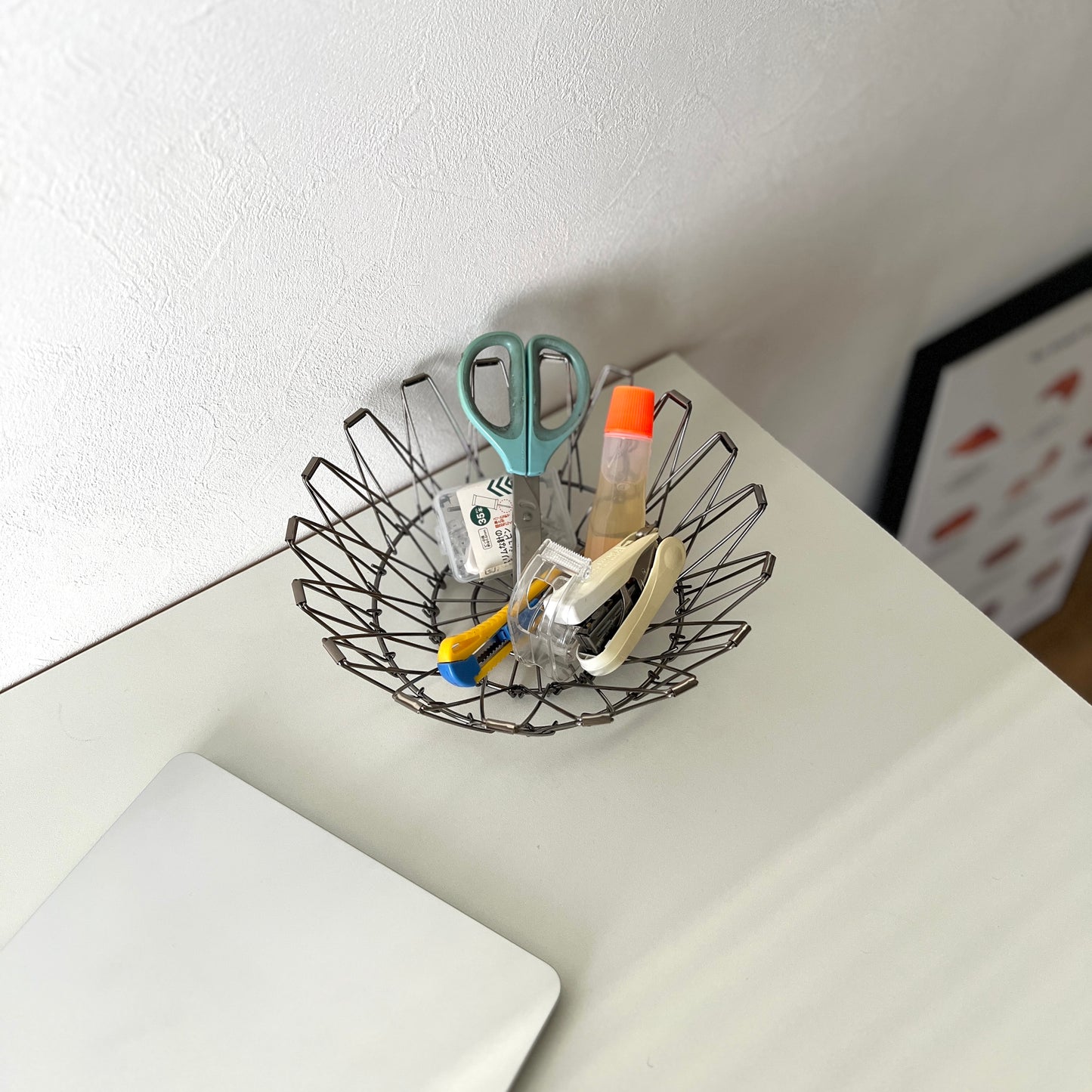 シルバーのワイヤーバスケットの中に文房具が入っている様子
