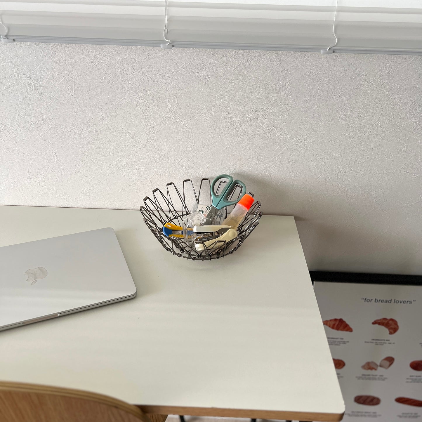シルバーのワイヤーバスケットの中に文房具が入っている様子